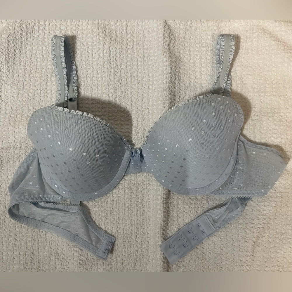 I am selling a light blue bra, unworn, great condition